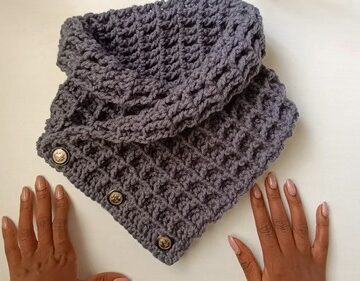 Crochet Three Buttoned cowl pattern 5