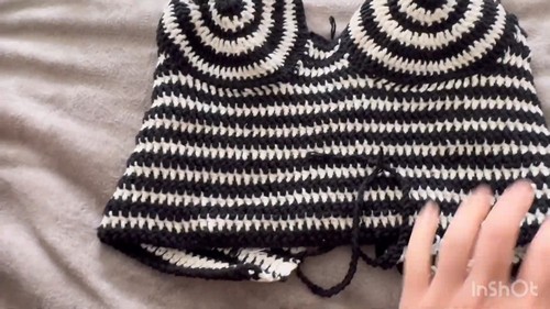 Easy Crochet Two-Tone Crop Top pattern 4
