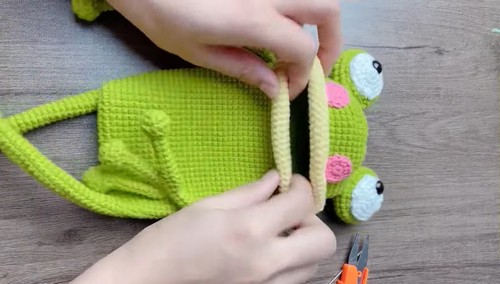 Easy Crochet Frog Bag pattern 3