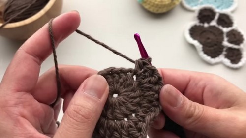 Easy Crochet Paw Print Coaster pattern 1