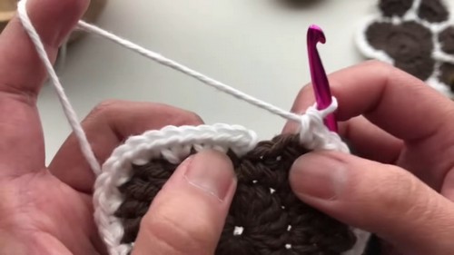 Easy Crochet Paw Print Coaster pattern 2