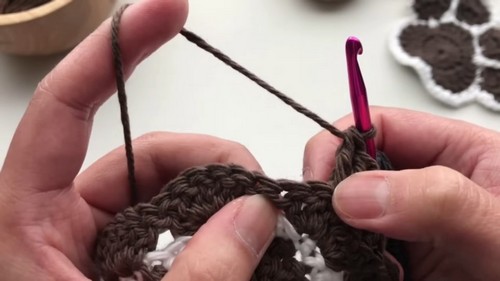 Easy Crochet Paw Print Coaster pattern 3