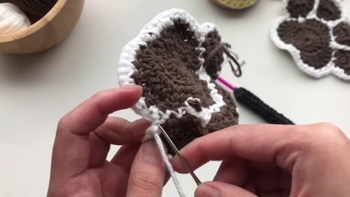 Easy Crochet Paw Print Coaster pattern 4
