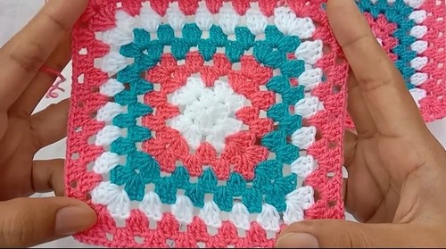 Easy Crochet Granny Square pattern 4