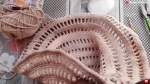 Easy Crochet Stylish Hat pattern 4