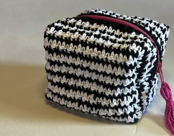 Crochet Makeup Bag With A Zipper Pattern 4