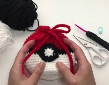 Easy Crochet Pokeball Pouch pattern 5