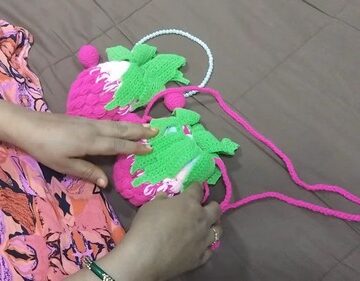 Easy Crochet Strawberry Pouch pattern 5