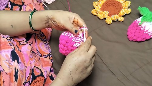 Easy Crochet Strawberry Pouch pattern 2