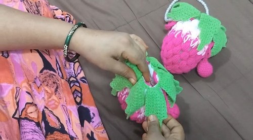 Easy Crochet Strawberry Pouch pattern 4