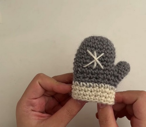 Crochet Christmas Mitten Ornament 4