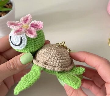 Crochet Turtle Keychain pattern 4