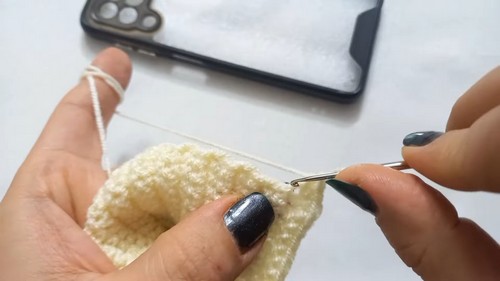 Crochet Phone Case With Rose 1