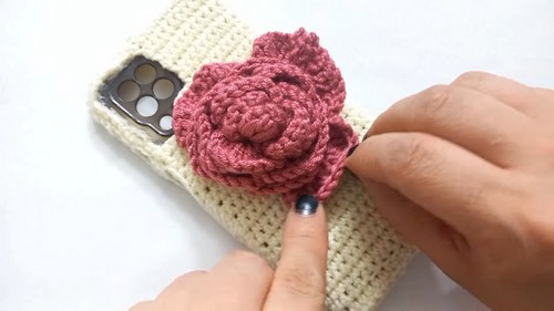 Crochet Phone Case With Rose 3