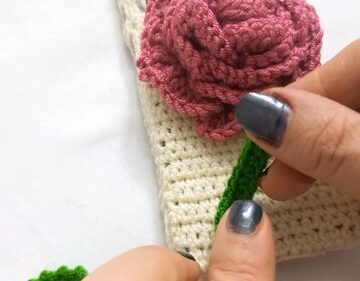 Crochet Phone Case With Rose 4