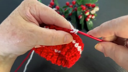 Crochet Grinch Bauble pattern 2