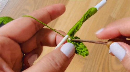 Crochet Leafy Cord Cover 1