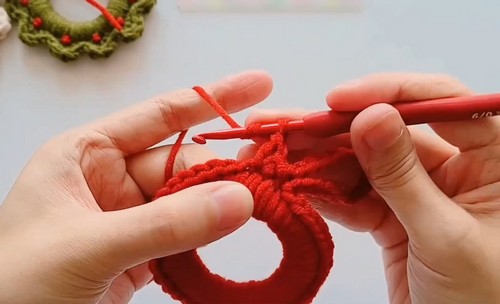 Crochet Wreath Keychain With Ruffle Edge Motif Pattern 1