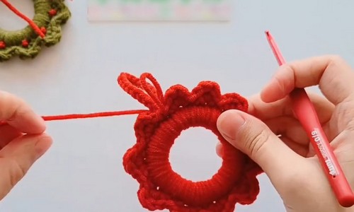 Crochet Wreath Keychain With Ruffle Edge Motif Pattern 2