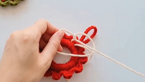 Crochet Wreath Keychain With Ruffle Edge Motif Pattern 2