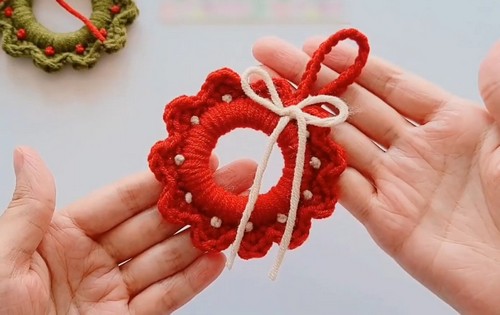 Crochet Wreath Keychain With Ruffle Edge Motif Pattern 3