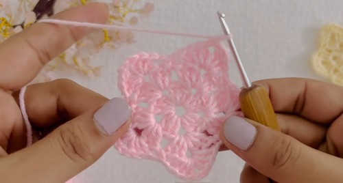 Crochet Granny Star Christmas Ornament 4