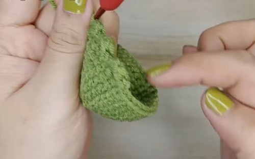 Crochet Mini Christmas Tree Keychain Pattern 1