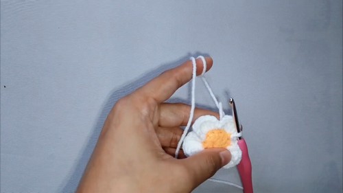 Crochet Daisy Keychain 2