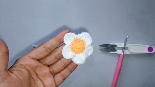 Crochet Daisy Keychain 3