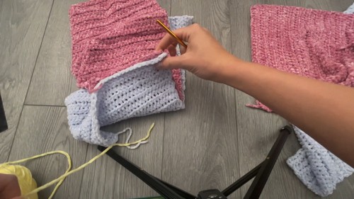 EASY Crochet Colour Block Sweater 10-0 screenshot